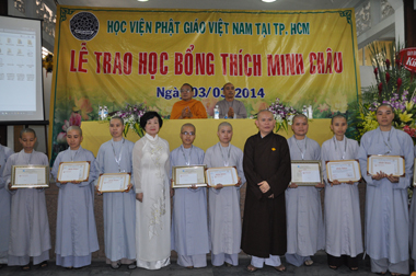 Hòa Bình trao 100 suất học bổng cho tăng ni sư